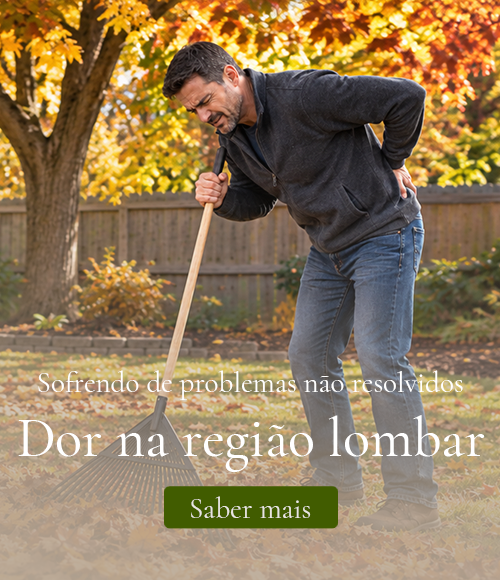 Um homem sofrendo de dor nas costas enquanto junta folhas de outono com um ancinho. Um homem sofrendo de dor nas costas enquanto junta folhas de outono com um ancinho.
